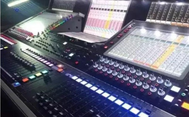 舞臺(tái)音響的調(diào)音臺(tái)