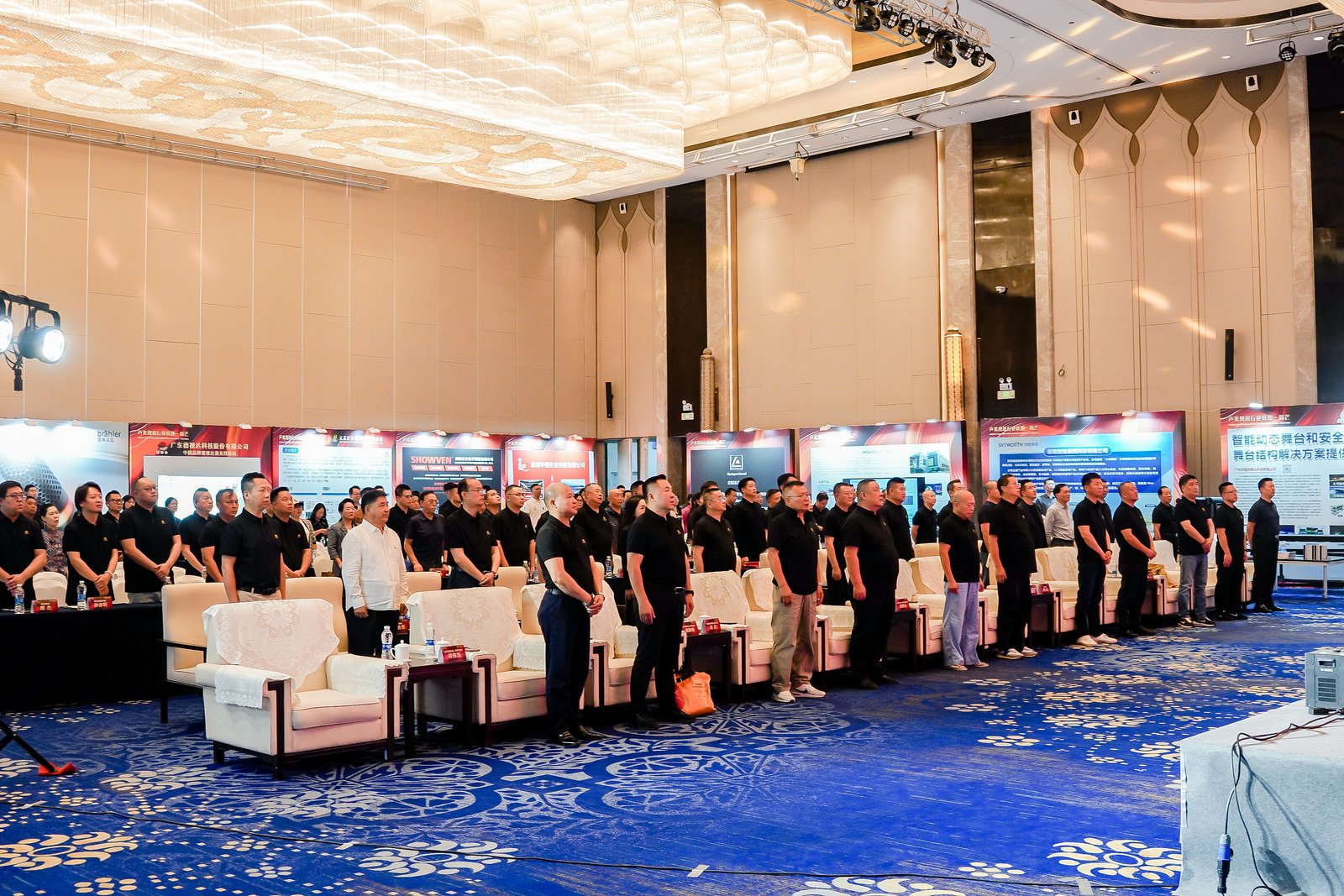 ZOBO卓邦董事長張新峰出席聲光視訊行業(yè)聯(lián)盟新疆聲光視訊行業(yè)協(xié)會成立大會，共繪西部行業(yè)發(fā)展新藍(lán)圖