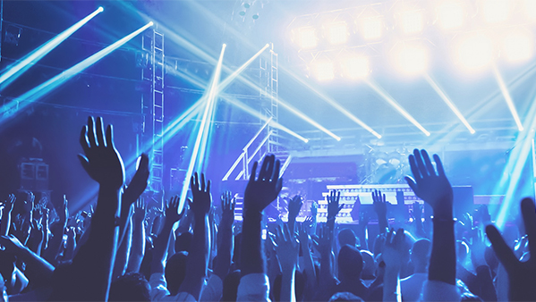 流動(dòng)演出是一種公共場(chǎng)所的演出的音響設(shè)備，如露天體育場(chǎng)、廣場(chǎng)、室內(nèi)體育館、劇場(chǎng)、禮堂等活動(dòng)提供音響設(shè)備、音響系統(tǒng)、舞臺(tái)音響、會(huì)議室音箱。