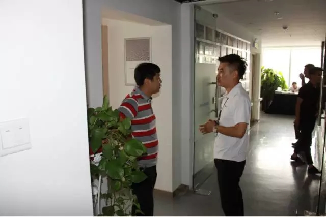 培訓(xùn)伙伴對卓邦新品比較滿意，與講師進一步探討