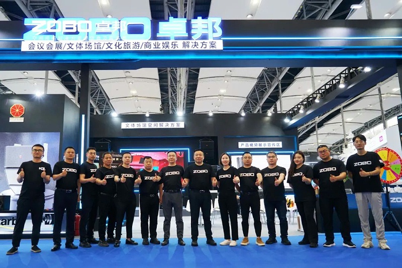 1 ZOBO卓邦在本次廣州展會(huì)已如火如荼進(jìn)行到第3天，雖說(shuō)是臨近尾期，但無(wú)論從展臺(tái)內(nèi)氛圍還是現(xiàn)場(chǎng)人流對(duì)比前兩日現(xiàn)場(chǎng)氣氛，依然是活力滿滿，觀眾和買家依舊絡(luò)繹不絕! 展會(huì)現(xiàn)場(chǎng) 第三天的ZOBO卓邦展位現(xiàn)場(chǎng)，依然高朋滿座、人氣爆棚。展會(huì)期間吸引了眾多觀眾朋友們前來(lái)觀摩、詢問(wèn)，參展團(tuán)隊(duì)成員們始終熱情接待，每一次溝通都傾盡全力，每一次服務(wù)都認(rèn)真對(duì)待，只為客戶安心。 現(xiàn)場(chǎng) · 交流 展會(huì)現(xiàn)場(chǎng)，ZOBO卓邦的展位人潮涌動(dòng)，參觀者絡(luò)繹不絕。公司展示了多款新研發(fā)的音響產(chǎn)品，其中不乏行業(yè)內(nèi)的創(chuàng)新之作。這些產(chǎn)品不僅在技術(shù)上，更在設(shè)計(jì)和應(yīng)用上展現(xiàn)出了ZOBO卓邦對(duì)市場(chǎng)的敏銳洞察力和對(duì)用戶需求的深刻理解。 卓邦展臺(tái)的人氣爆棚，無(wú)數(shù)觀眾駐足觀看，咨詢不斷。參展首日盛況，相信大家已經(jīng)感受到，卓邦為大家?guī)?lái)重磅產(chǎn)品及服務(wù)亮相本次展會(huì)。 技術(shù) · 講解 ZOBO卓邦在展會(huì)期間，不僅提供了的技術(shù)講解和產(chǎn)品演示，還積極回答用戶的問(wèn)題，解決用戶的疑慮。這種周到、細(xì)致的服務(wù)，讓用戶在感受到公司技術(shù)實(shí)力的同時(shí)，也體驗(yàn)到了公司真誠(chéng)的服務(wù)態(tài)度。 ZOBO卓邦的展位依然熱鬧非凡。公司的技術(shù)人員和銷售人員熱情地向參觀者介紹產(chǎn)品的特點(diǎn)和優(yōu)勢(shì)，解答他們的疑問(wèn)和困惑。許多參觀者都對(duì)ZOBO卓邦的產(chǎn)品表示了濃厚的興趣，并紛紛表示希望與公司建立合作關(guān)系，共同開(kāi)拓市場(chǎng)。這不僅是對(duì)公司技術(shù)實(shí)力的認(rèn)可，更是對(duì)公司服務(wù)品質(zhì)的肯定。 聚焦 · 產(chǎn)品 此次展會(huì)的成功舉辦，不僅進(jìn)一步鞏固了ZOBO卓邦在音視頻行業(yè)的地位，也為公司未來(lái)的發(fā)展奠定了堅(jiān)實(shí)的基礎(chǔ)。未來(lái)，ZOBO卓邦將繼續(xù)秉承“以技術(shù)贏市場(chǎng)，以服務(wù)樹(shù)口碑”的經(jīng)營(yíng)理念，不斷提升技術(shù)實(shí)力和服務(wù)品質(zhì)，為用戶提供更加的產(chǎn)品和服務(wù)。同時(shí)，公司也將積極參與行業(yè)內(nèi)的交流和合作，推動(dòng)整個(gè)行業(yè)的發(fā)展和進(jìn)步。 展會(huì)期間，公司展示了多款新技術(shù)產(chǎn)品，這些產(chǎn)品不僅在設(shè)計(jì)上，更在性能上實(shí)現(xiàn)了重大突破。這些創(chuàng)新技術(shù)的應(yīng)用，不僅提升了產(chǎn)品的競(jìng)爭(zhēng)力，也為用戶帶來(lái)了更好的使用體驗(yàn)。