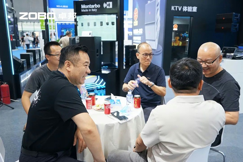 4 ZOBO卓邦在本次廣州展會(huì)已如火如荼進(jìn)行到第3天，雖說(shuō)是臨近尾期，但無(wú)論從展臺(tái)內(nèi)氛圍還是現(xiàn)場(chǎng)人流對(duì)比前兩日現(xiàn)場(chǎng)氣氛，依然是活力滿(mǎn)滿(mǎn)，觀眾和買(mǎi)家依舊絡(luò)繹不絕! 展會(huì)現(xiàn)場(chǎng) 第三天的ZOBO卓邦展位現(xiàn)場(chǎng)，依然高朋滿(mǎn)座、人氣爆棚。展會(huì)期間吸引了眾多觀眾朋友們前來(lái)觀摩、詢(xún)問(wèn)，參展團(tuán)隊(duì)成員們始終熱情接待，每一次溝通都傾盡全力，每一次服務(wù)都認(rèn)真對(duì)待，只為客戶(hù)安心。 現(xiàn)場(chǎng) · 交流 展會(huì)現(xiàn)場(chǎng)，ZOBO卓邦的展位人潮涌動(dòng)，參觀者絡(luò)繹不絕。公司展示了多款新研發(fā)的音響產(chǎn)品，其中不乏行業(yè)內(nèi)的創(chuàng)新之作。這些產(chǎn)品不僅在技術(shù)上，更在設(shè)計(jì)和應(yīng)用上展現(xiàn)出了ZOBO卓邦對(duì)市場(chǎng)的敏銳洞察力和對(duì)用戶(hù)需求的深刻理解。 卓邦展臺(tái)的人氣爆棚，無(wú)數(shù)觀眾駐足觀看，咨詢(xún)不斷。參展首日盛況，相信大家已經(jīng)感受到，卓邦為大家?guī)?lái)重磅產(chǎn)品及服務(wù)亮相本次展會(huì)。 技術(shù) · 講解 ZOBO卓邦在展會(huì)期間，不僅提供了的技術(shù)講解和產(chǎn)品演示，還積極回答用戶(hù)的問(wèn)題，解決用戶(hù)的疑慮。這種周到、細(xì)致的服務(wù)，讓用戶(hù)在感受到公司技術(shù)實(shí)力的同時(shí)，也體驗(yàn)到了公司真誠(chéng)的服務(wù)態(tài)度。 ZOBO卓邦的展位依然熱鬧非凡。公司的技術(shù)人員和銷(xiāo)售人員熱情地向參觀者介紹產(chǎn)品的特點(diǎn)和優(yōu)勢(shì)，解答他們的疑問(wèn)和困惑。許多參觀者都對(duì)ZOBO卓邦的產(chǎn)品表示了濃厚的興趣，并紛紛表示希望與公司建立合作關(guān)系，共同開(kāi)拓市場(chǎng)。這不僅是對(duì)公司技術(shù)實(shí)力的認(rèn)可，更是對(duì)公司服務(wù)品質(zhì)的肯定。 聚焦 · 產(chǎn)品 此次展會(huì)的成功舉辦，不僅進(jìn)一步鞏固了ZOBO卓邦在音視頻行業(yè)的地位，也為公司未來(lái)的發(fā)展奠定了堅(jiān)實(shí)的基礎(chǔ)。未來(lái)，ZOBO卓邦將繼續(xù)秉承“以技術(shù)贏市場(chǎng)，以服務(wù)樹(shù)口碑”的經(jīng)營(yíng)理念，不斷提升技術(shù)實(shí)力和服務(wù)品質(zhì)，為用戶(hù)提供更加的產(chǎn)品和服務(wù)。同時(shí)，公司也將積極參與行業(yè)內(nèi)的交流和合作，推動(dòng)整個(gè)行業(yè)的發(fā)展和進(jìn)步。 展會(huì)期間，公司展示了多款新技術(shù)產(chǎn)品，這些產(chǎn)品不僅在設(shè)計(jì)上，更在性能上實(shí)現(xiàn)了重大突破。這些創(chuàng)新技術(shù)的應(yīng)用，不僅提升了產(chǎn)品的競(jìng)爭(zhēng)力，也為用戶(hù)帶來(lái)了更好的使用體驗(yàn)。